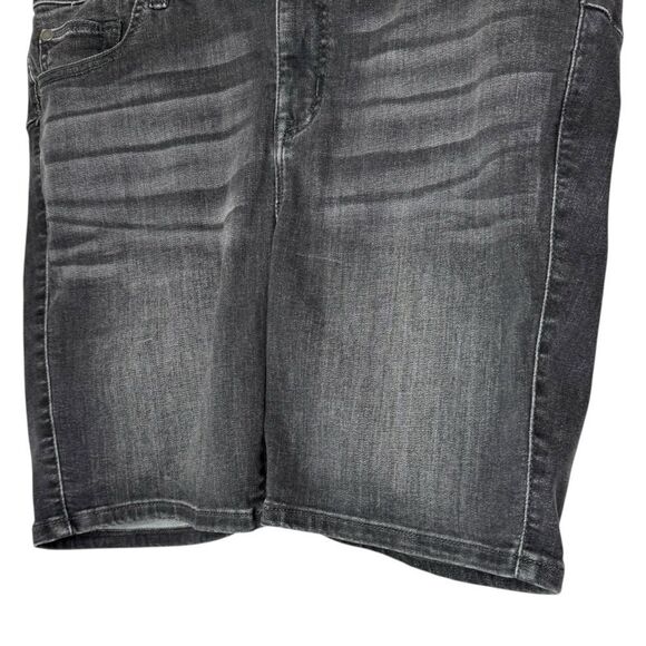 |EUC| TORRID Bombshell Bermuda 8” Short - Super Soft Black Wash - Picture 4 of 7